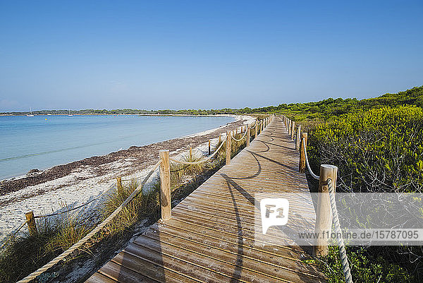 Holzpromenade am Strand von Son Saura  Menorca  Spanien