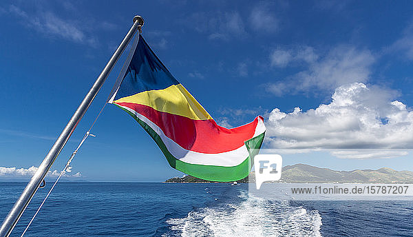 Seychellen  Insel Praslin  Flagge der Seychellen und Meer