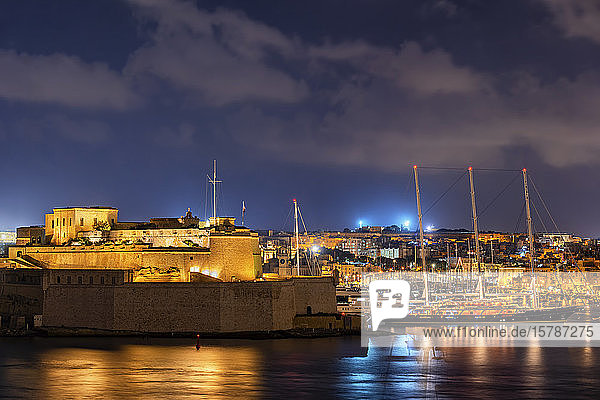 Malta Birgu Fort St. Angelo und Vittoriosa Yachthafen in Grand Harbour bei Nacht