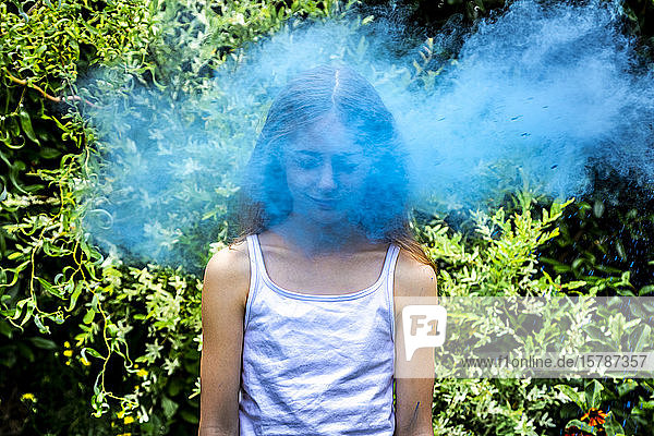 Bildnis eines Mädchens hinter blauer Pulverlackwolke