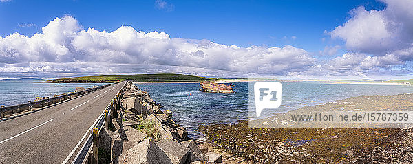 Schottland  Orkney-Inseln  Blick auf eine der Churchill-Barrieren zwischen den Inseln Burray und Glimp Holm  mit teilweise untergetauchtem Blockschiff