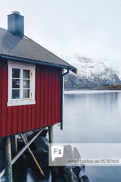 Rote-Stelzen-Hütte an der Küste  Hamnoy  Lofoten  Norwegen