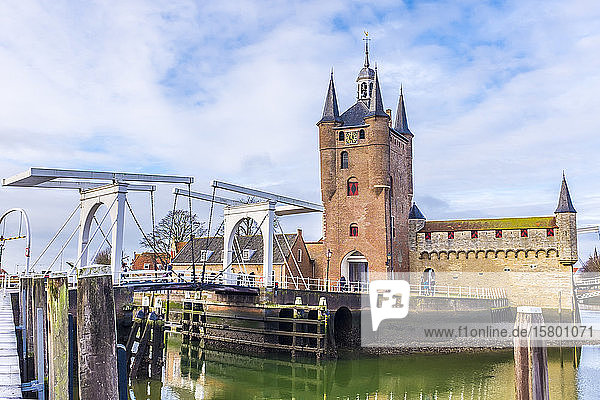 Netherlands Zeeland Schouwen-Duiveland Zierikzee Zuidhavenpoort Oude Haven city gate and bridge