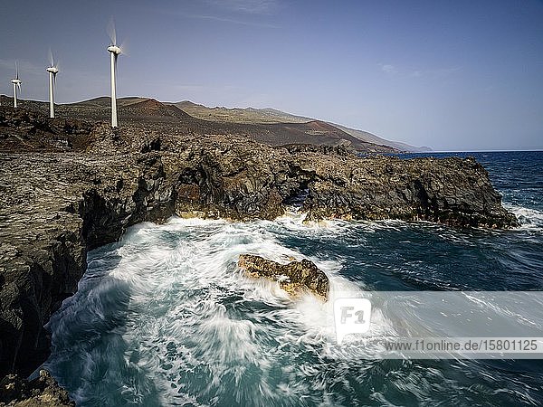 Windkrafträder zur Stromerzeugung an der Atlantikküste La Palma Kanaren Spanien Europa