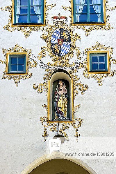 Wappen des Kurfürstentums Bayern  Marienstatue  Eingangstor oder Westernacher Tor  mittelalterliches Stadttor  Altstadt  Mindelheim  Schwaben  Bayern  Deutschland  Europa