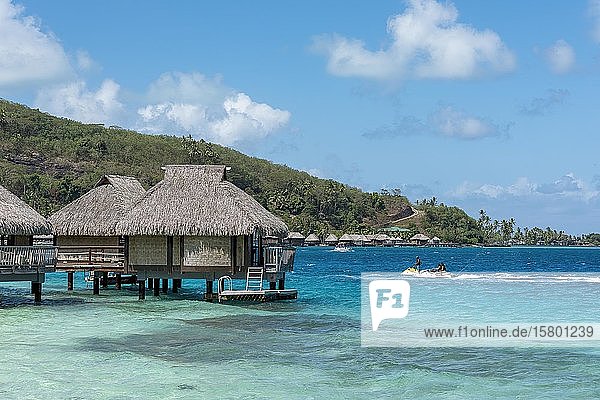 Überwasser-Bungalows in der Lagune  vorne Maitai-Hotelanlage  hinten Sofitel-Hotelanlage  Bora Bora  Französisch-Polynesien  Ozeanien