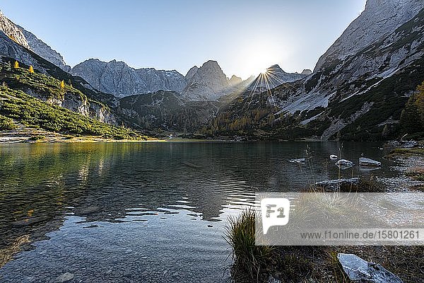 Berge spiegeln sich im Seebensee  Sonnenspitze  Schartenkopf und Vorderer Drachenkopf  Ehrwald  Mieminger Kette  Tirol  Österreich  Europa