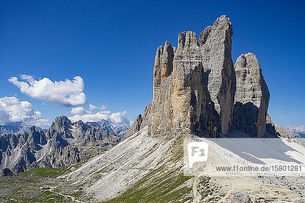 Blick vom Patternsattel auf die Drei Zinnen  Sextner Dolomiten  Südtirol  Südtirol  Italien  Europa