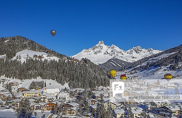 Heißluftballone  Filzmoos im Winter mit Berggipfel Bischofsmütze  Pongau  Bundesland Salzburg  Österreich  Europa