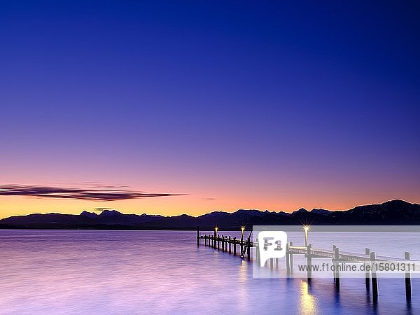 Steg am Chiemsee bei Morgendämmerung hinten die Chiemgauer Alpen Chiemgau Oberbayern Bayern Deutschland Europa