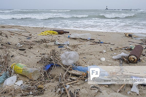 Massive Plastikverschmutzung des Küstengebiets  Plastikflaschen und anderer Müll wird an die Küste gespült  Schwarzes Meer  Odessa  Ukraine  Europa