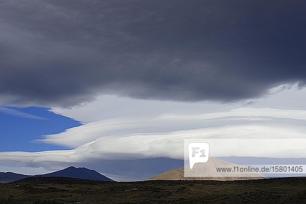 Landschaft mit dramatischen Wolken  in der Nähe von Chos Malal  Provinz Neuquén  Patagonien  Argentinien  Südamerika