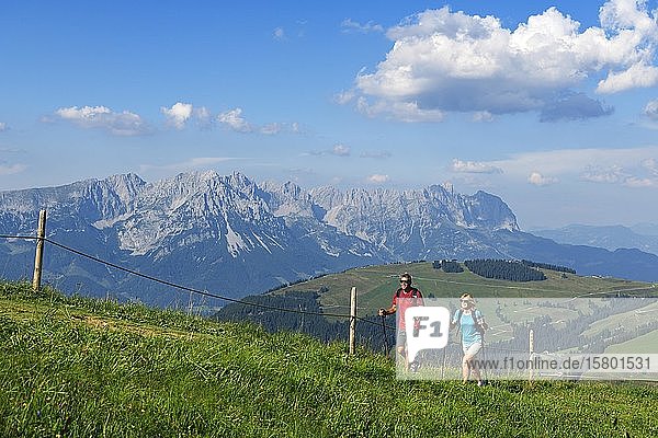 Wanderer auf dem Gipfelpanoramaweg der Hohen Salve  Hopfgarten  Brixental  Kitzbüheler Alpen  Tirol  Österreich  Europa