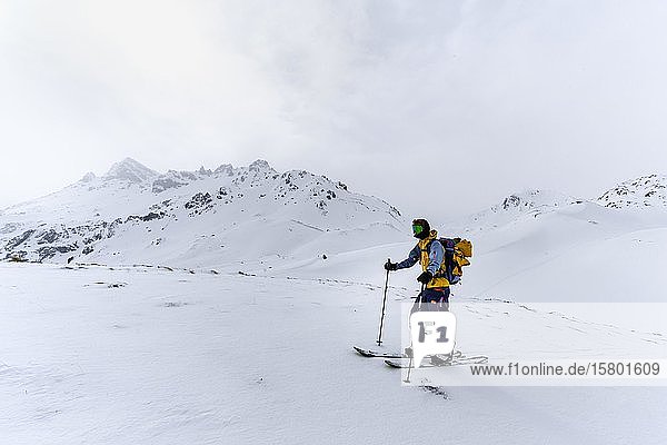 Skitourengeher im Schnee im Nebel  hinter Schluchtgipfeln in Wolken  Wattentaler Lizum  Tuxer Alpen  Tirol  Österreich  Europa