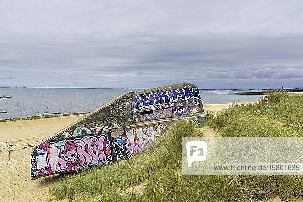 Bunkeranlage aus dem 2.Weltkrieg mit Graffiti am Strand von Saint Pierre Locmariaquer Département Morbihan Frankreich Europa