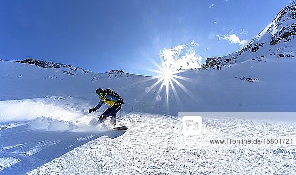 Snowboarder mit Splitboard fährt im Schnee  Skitour Geierspitze  Wattentaler Lizum  Tuxer Alpen  Tirol  Österreich  Europa