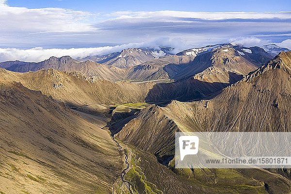 Luftaufnahme  isländisches Hochland  Berge mit mäanderndem Fluss  Region Landmannalaugar  Island  Europa
