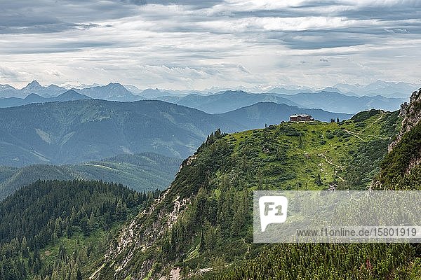 Blick auf die Hofpürglhütte mit Bergpanorama  Alpenvereinshütte  Dachsteingebirge  Salzkammergut  Oberösterreich  Österreich  Europa
