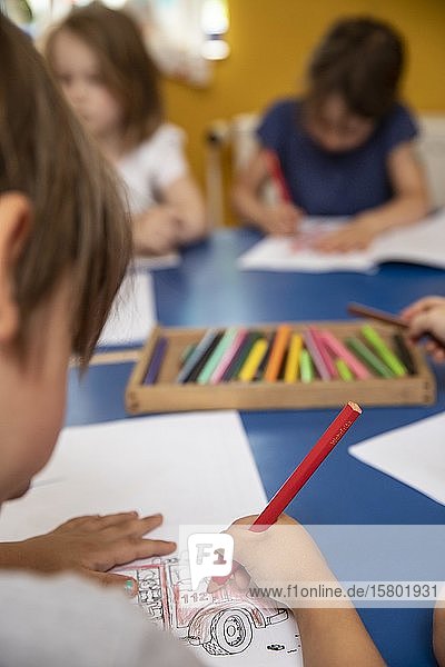 Kinder malen im Kindergarten mit Buntstiften  Köln  Nordrhein-Westfalen  Deutschland  Europa