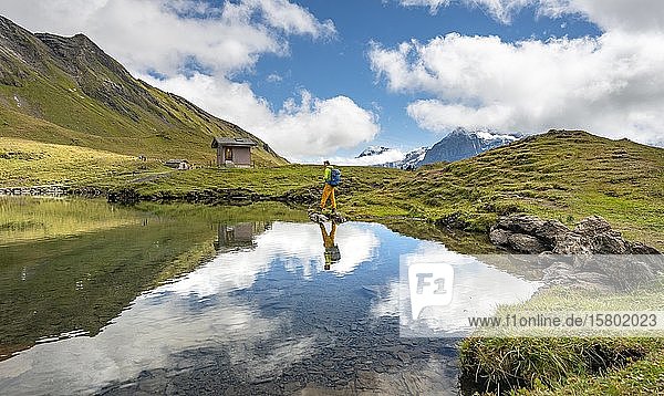 Wanderer am Bachalpsee  Grindelwald  Bern  Schweiz  Europa