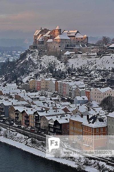 Altstadt und Burg Burghausen im Winter  Oberbayern  Bayern  Deutschland  Europa