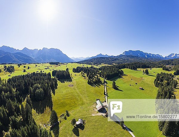 Buckelwiesen bei Mittenwald  Karwendelgebirge und Wettersteingebirge  Werdenfelser Land  Oberbayern  Bayern  Deutschland  Europa