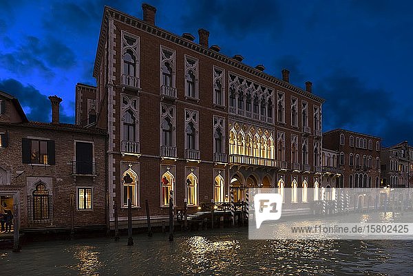 Palazzo Genovese am Canal Grande in der Abenddämmerung  erbaut 1892  Stadtteil Dorsoduro  Venedig  Venetien  Italien  Europa