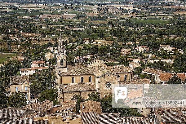 Dorfansicht mit der Kirche église haute  Heiligkreuzkirche  Bonnieux  Provence  Region Provence-Alpes-Côte d`Azur  Frankreich  Europa
