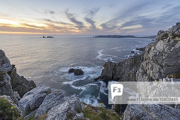 Felsenküste im Abendlicht am Pointe de Penhir Camaret-sur-Mer Département Finistère Frankreich Europa