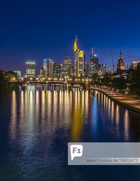 Skyline mit Spiegelung der Lichter im Main  Frankfurt am Main  Hessen  Deutschland  Europa