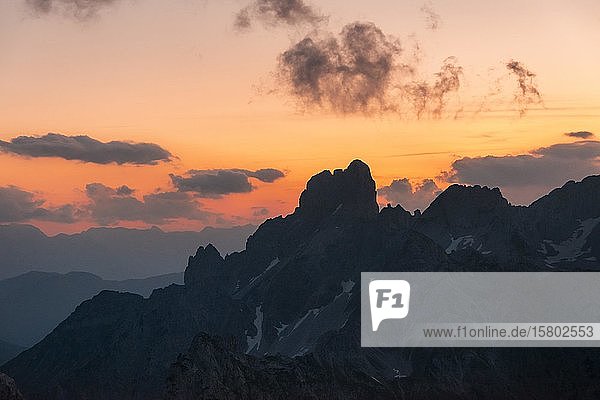 Sonnenuntergang  Sonnenuntergang  schroffe Berggipfel  Gosaukamm mit Bischofsmitra  Salzkammergut  Oberösterreich  Österreich  Europa