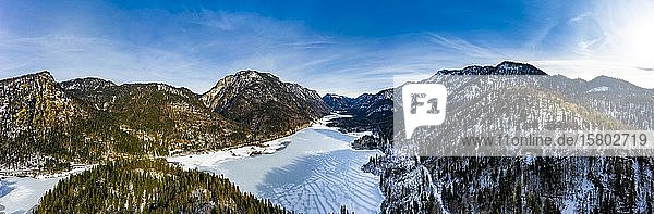 Luftaufnahme des schneebedeckten Weitsees und Lödensees  Reit im Winkl  Chiemgau  Bayern  Deutschland  Europa