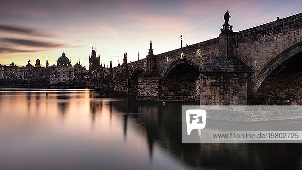 Karlsbrücke am Morgen bei Sonnenaufgang  Prag  Tschechische Republik  Europa
