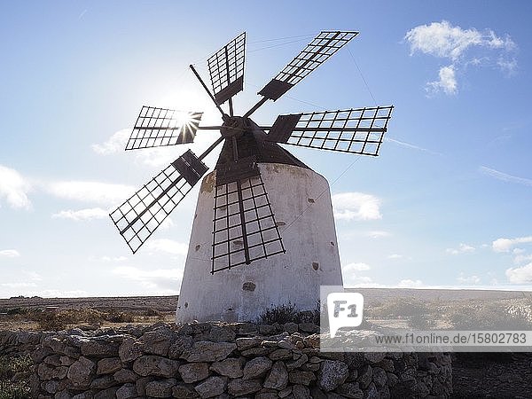 Windmühle mit Sonnenstern Fuerteventura Kanaren Spanien Europa