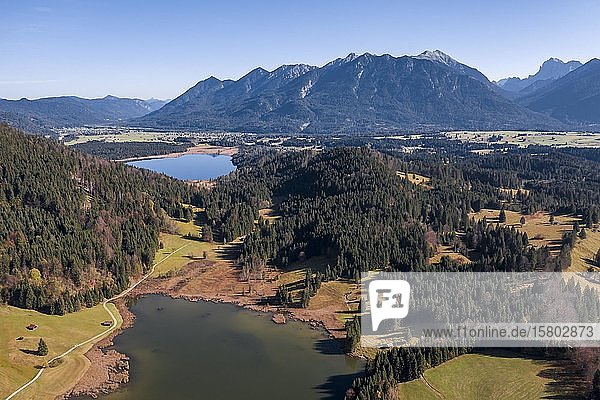 Luftaufnahme  Geroldsee und Barmsee bei Krün  Werdenfelser Land  Karwendelgebirge  Oberbayern  Bayern  Deutschland  Europa