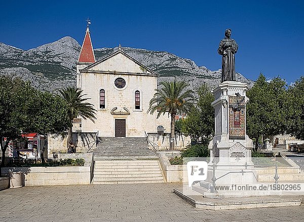 Kacic-Platz mit der Kirche des Heiligen Markus  Makarska  Biokovo-Gebirge  Makarska-Riviera  Dalmatien  Kroatische Adriaküste  Kroatien  Europa