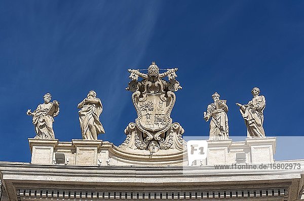 Wappen von Alexander VII. und Statuen der Heiligen Markus der Evangelist  Maria von Ägypten  Ephraim und Theodosia über dem Eingang zum Petersplatz  Vatikan  Rom  Italien  Europa