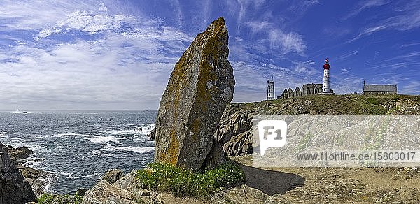 Leuchtturm mit Abtei von Saint Mathieu daneben Kirche Notre Dames des Graces Plougonvelin Département Finistère Frankreich Europa