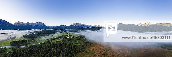 Panorama am Barmsee bei Krün im Morgenlicht  links Karwendelgebirge  Mitte Wettersteingebirge  rechts Estergebirge  Werdenfelser Land  Drohnenaufnahme  Oberbayern  Bayern  Deutschland  Europa
