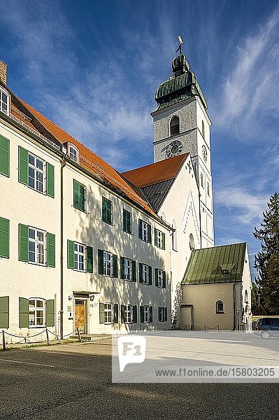 Ehemaliges Benediktinerkloster mit Klosterkirche St. Sebastian  Altstadt  Ebersberg  Oberbayern  Bayern  Deutschland  Europa