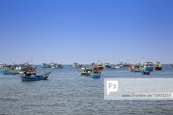 Vietnamesische Fischerboote im Hafen bei Cana  Südchinesisches Meer  Vietnam  Asien
