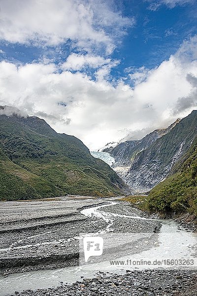 Flussbett des Gletscherflusses Waiho River  in der hinteren Gletscherzunge des Franz Josef Glacier  Westküste  Südinsel  Neuseeland  Ozeanien