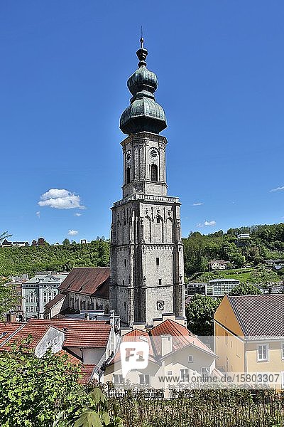 Großer Kirchturm  Pfarrkirche St. Jakob  Burghausen  Oberbayern  Bayern  Deutschland  Europa