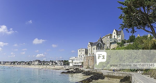 Badeort mit Strand und Promenadenweg Saint-Cast-le-Guildo Département Côtes-d?Armor Frankreich Europa