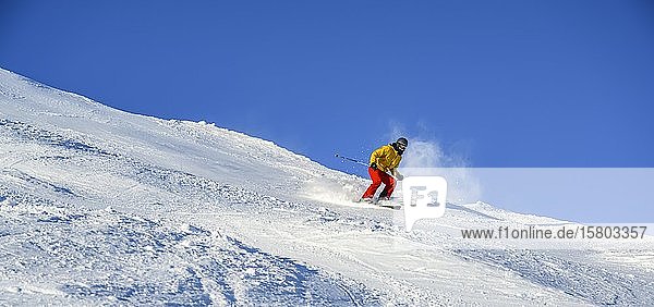 Skier  Hohe Salve ski run  SkiWelt Wilder Kaiser Brixenthal  Hochbrixen  Tyrol  Austria  Europe