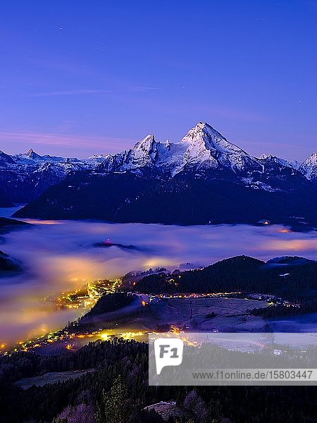 Nebel im Talkessel von Berchtesgaden hinten der Watzmann Morgendämmerung Winterlandschaft Berchtesgaden Schönau am Königssee Berchtesgadener Land Oberbayern Bayern Deutschland Europa