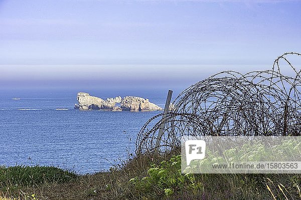 Stacheldraht und Blick auf kleine Insel im Meer beim Atlantic Battle Memorial Museum Camaret-sur-Mer Département Finistère Frankreich Europa