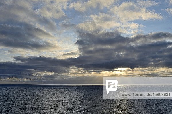 Sonnenstrahlen durchdringen tiefe Wolken über der Nordsee  Helgoland  Schleswig-Holstein  Deutschland  Europa