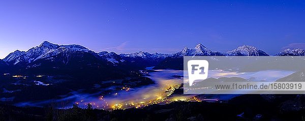 Panoramaaufnahme Nebel im Talkessel von Berchtesgaden hinten der Hohe Göll das Steinerne Meer Watzmann Hochkalter und Reiteralpe (von links) Morgendämmerung Winterlandschaft Berchtesgaden Schönau am Königssee Berchtesgadener Land Oberbayer