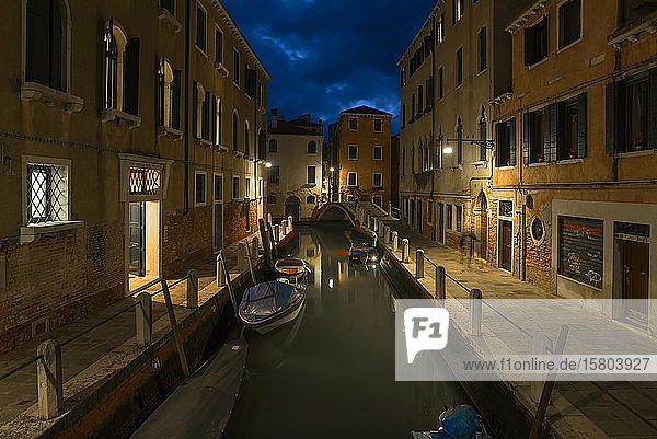 Ruhige Abendstimmung mit Kanal im Stadtteil Dorsoduro  Venedig  Venetien  Italien  Europa